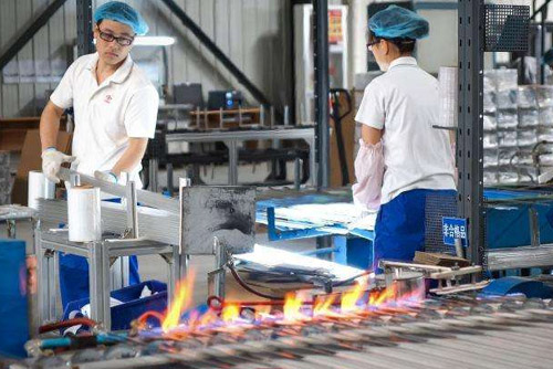 紅外測(cè)溫儀在玻璃工業(yè)中的應(yīng)用